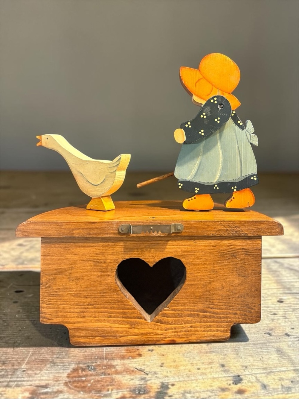 RARE Vintage Wood Folk Art Amish Girl & Goose On Heart Shelf W/ Pegs 8” Wide Key - Picture 6 of 16